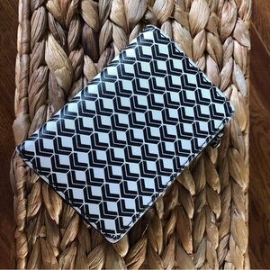 Black and White Geometric print bi-fold snap wallet